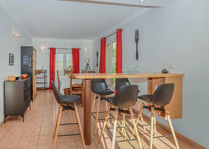 Дом отдыха Cozy In With Kitchen